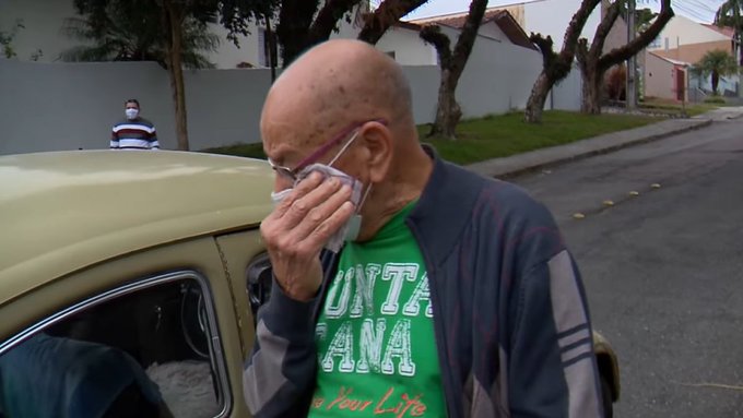 Un profesor vende su coche por problemas económicos y sus alumnos lo compran y se lo devuelven