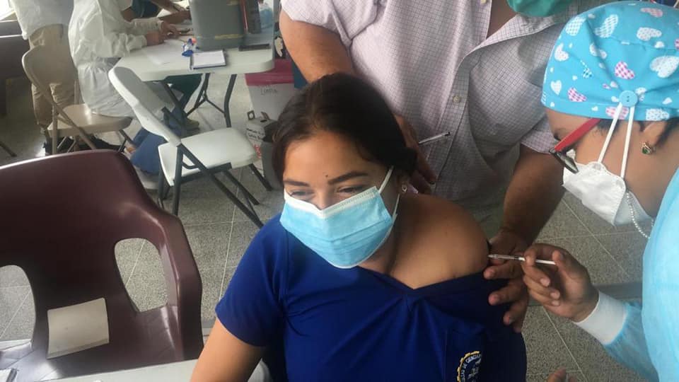 Más de 1,600 estudiantes de enfermería, odontología, microbiología y medicina son vacunados contra la Covid-19 Más de 1,600 estudiantes de enfermería, odontología, microbiología y medicina son vacunados contra la Covid-19