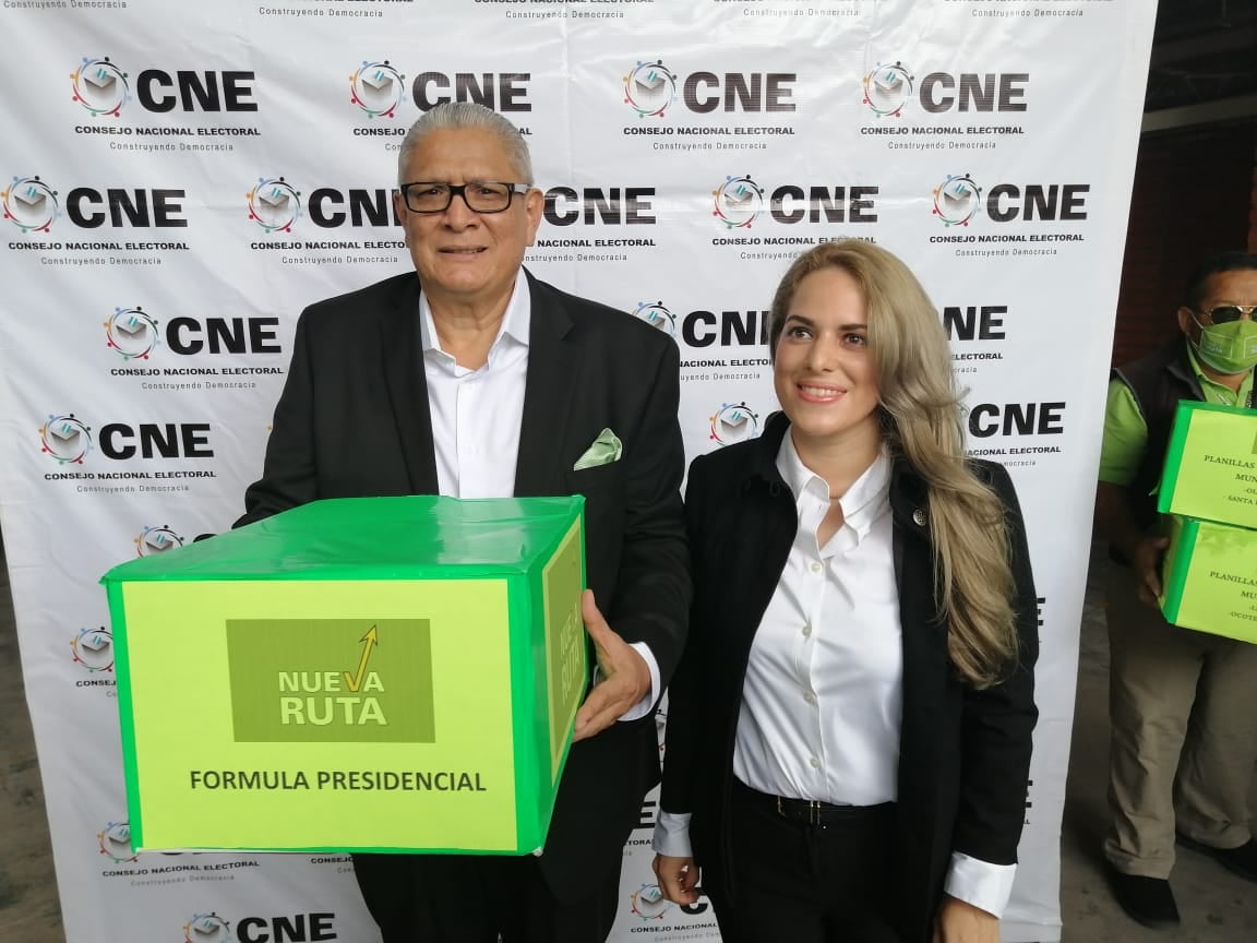 Esdras Amado López entrega planillas al CNE del partido Nueva Ruta