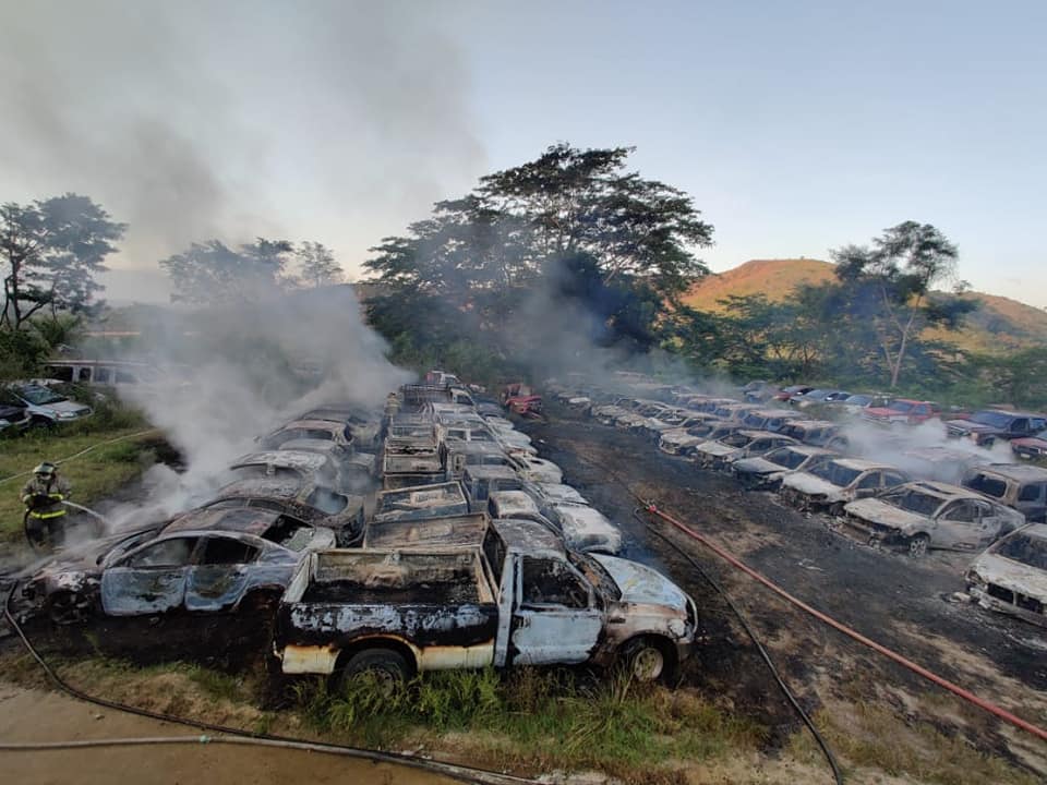 Más de 100 vehículos incinerados deja incendio en instalaciones de DNVT en SPS