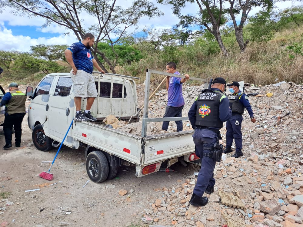 Sancionan a 13 conductores por depositar desechos de construcción en lugares prohibidos en la capital