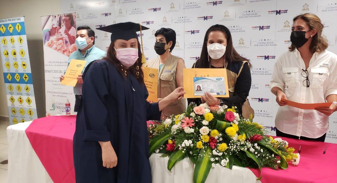 Ciudad Mujer certifica a las primeras conductoras de taxis rosas en el norte del país