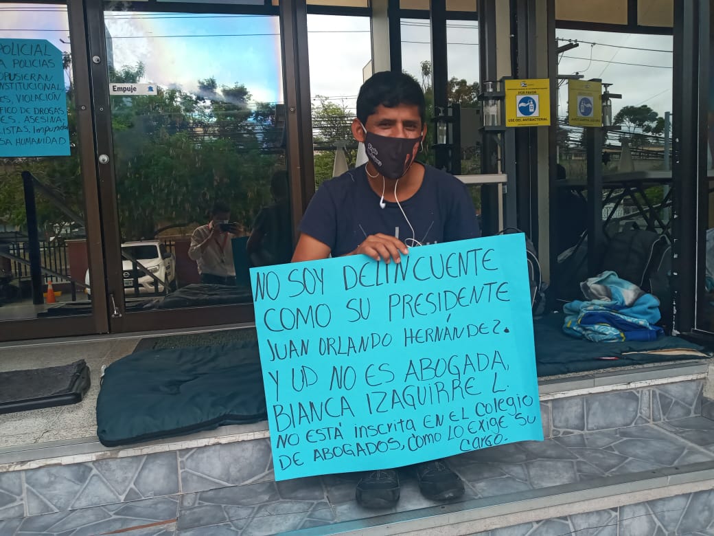 Policía depurado se declara en   huelga de hambre frente a CONADEH, exige el respeto a sus derechos