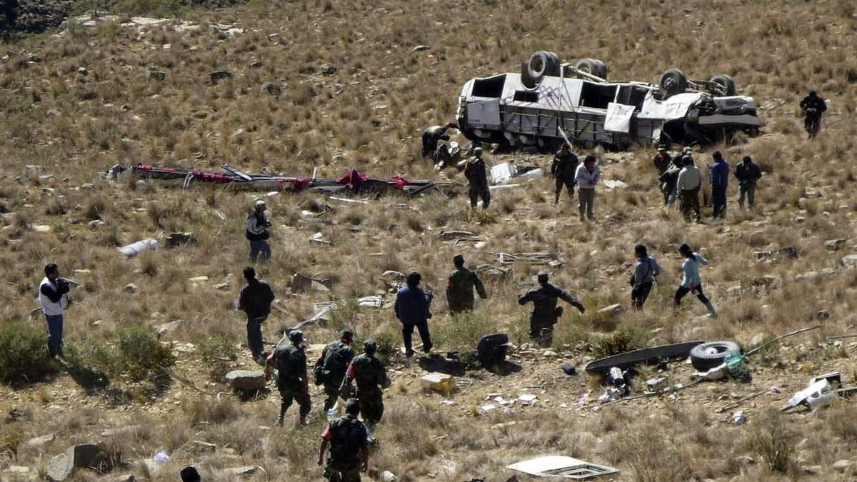 Al menos 17 muertos y 14 heridos tras caer un autobús por un precipicio en Perú