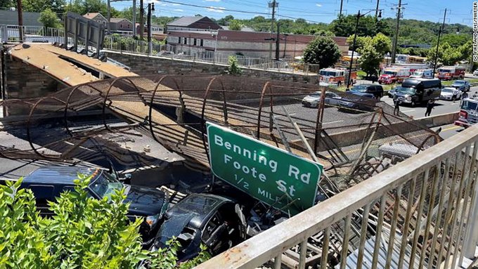 Puente peatonal se derrumba sobre una autopista en Washington