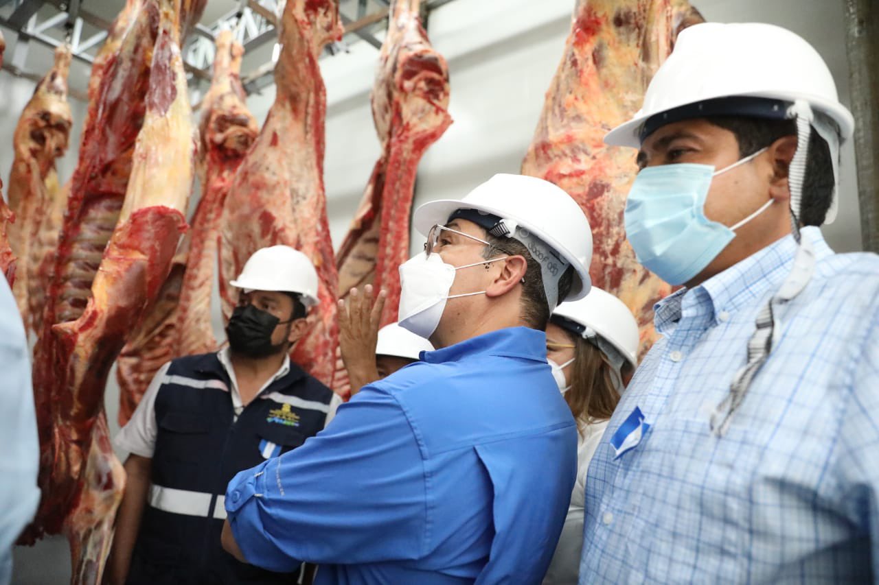 Presidente Hernández inaugura planta de producción de embutidos y carnes en Danlí