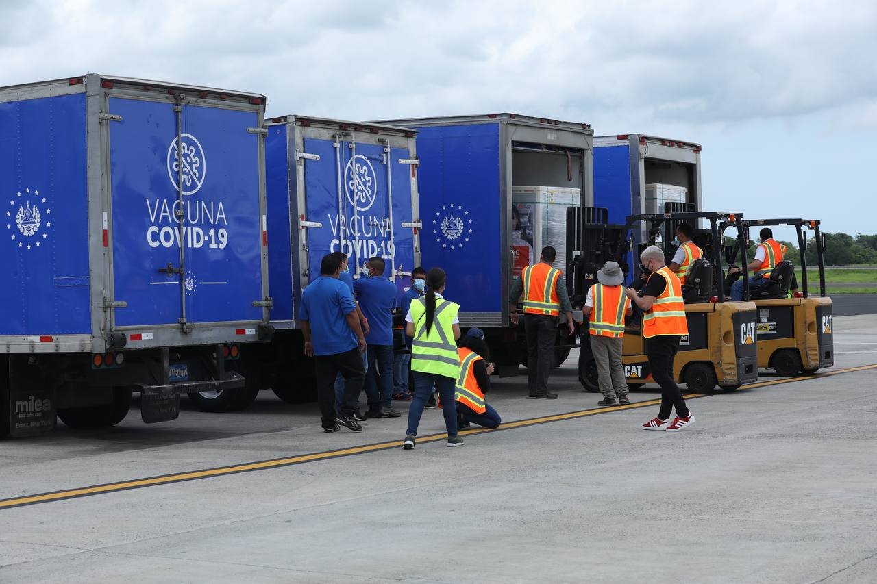 El Salvador recibe medio millón de vacunas anticovid compradas a China El Salvador recibe medio millón de vacunas anticovid compradas a China