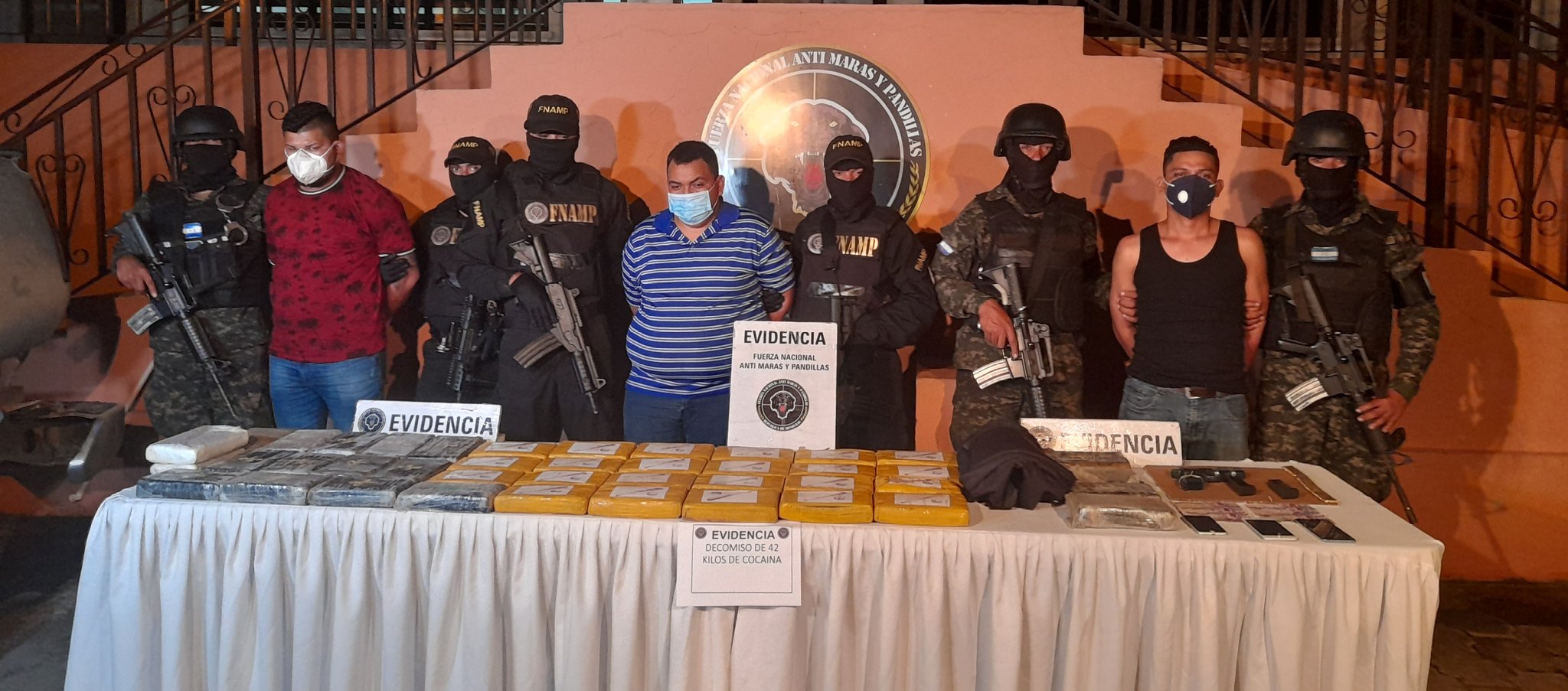 Capturan a tres sujetos en posesión de droga valorada en L.13 millones en Talanga Capturan a tres sujetos en posesión de droga valorada en L.13 millones en Talanga
