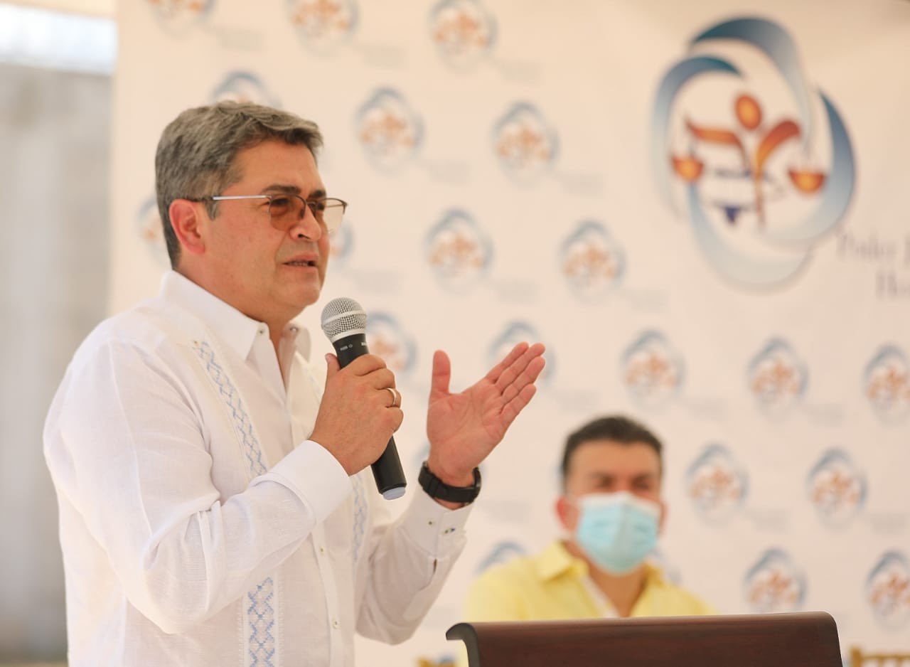 Presidente Hernández dice que está listo para decidir aumento al salario mínimo Presidente Hernández dice que está listo para decidir aumento al salario mínimo