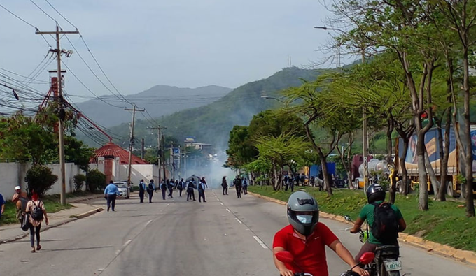 Protesta pacifica termina en batalla campal entre pobladores  y fuerzas del orden en Chamelecón