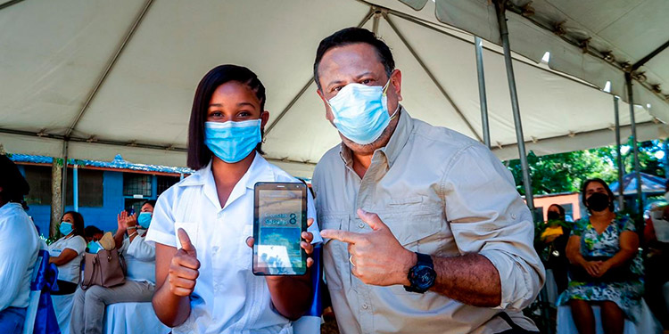 Ministro de Educación: En los próximos días llegarán 65 mil tablets Ministro de Educación: En los próximos días llegarán 65 mil tablets