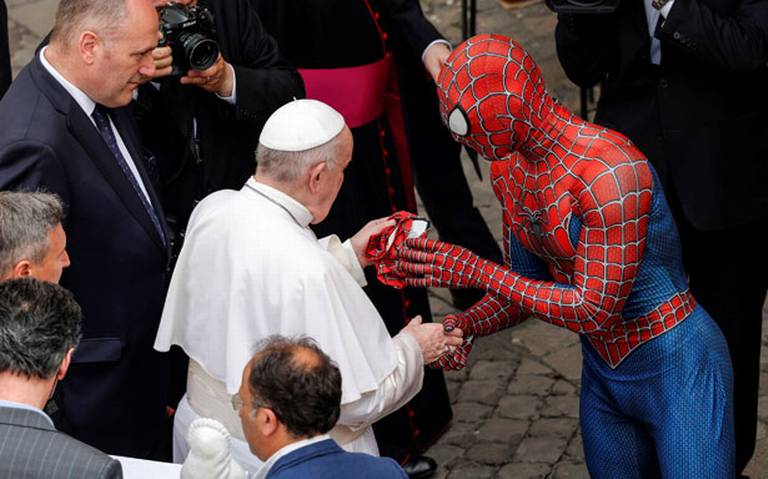 El papa saluda a «Spiderman» en el Vaticano El papa saluda a «Spiderman» en el Vaticano
