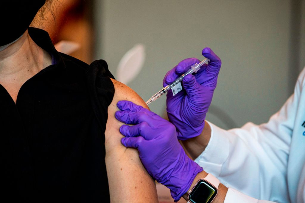 A partir de mañana el IHSS vacunará a trabajadores de cooperativas y farmacias