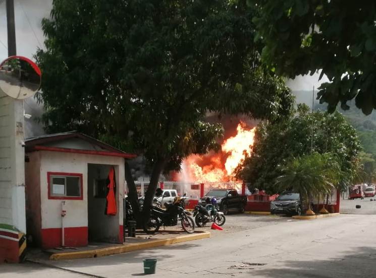Voraz incendio consume distribuidora de gas LPG en la zona norte del país