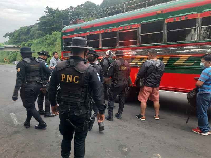 Detienen a 14 emigrantes hondureños en suelo guatemalteco