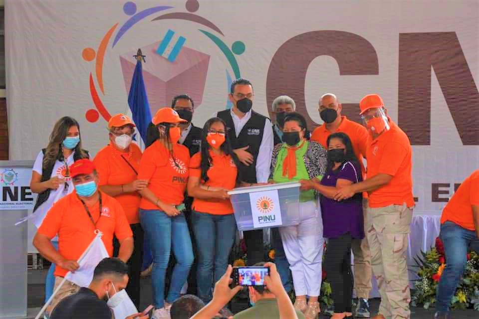 Partidos políticos minoritarios presentan ante el CNE planillas de candidatos a elecciones generales