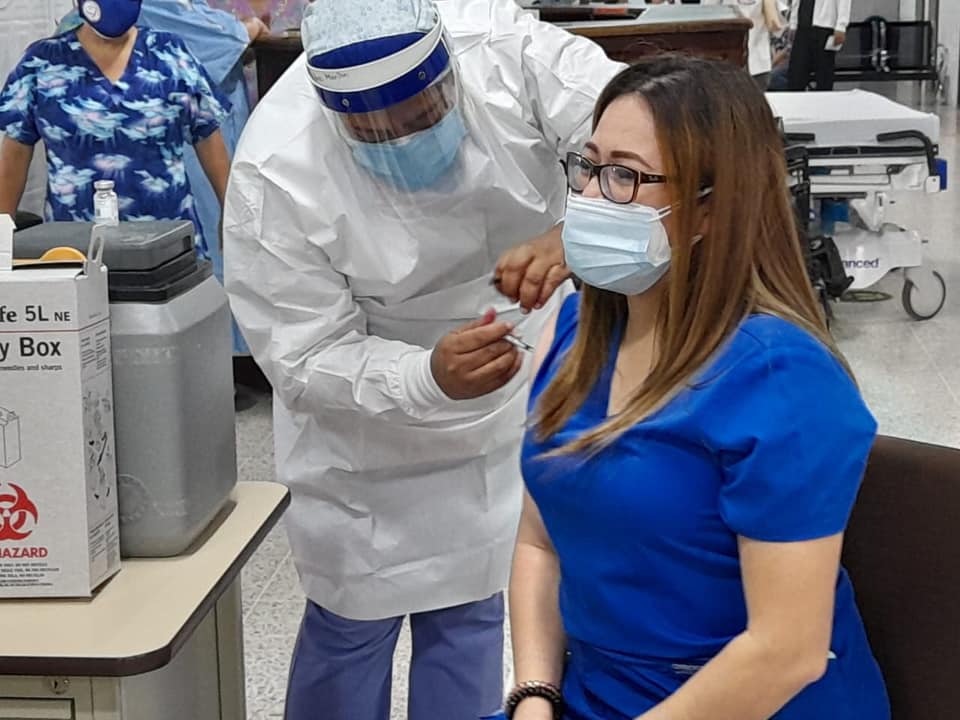 Tras masiva vacunación disminuye en 81% muertes de enfermeras por Covid-19