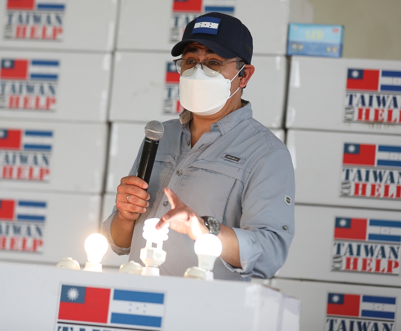 Presidente Hernández cambia unos 130 mil focos tradicionales a led para ahorrar energía en Ocotepeque