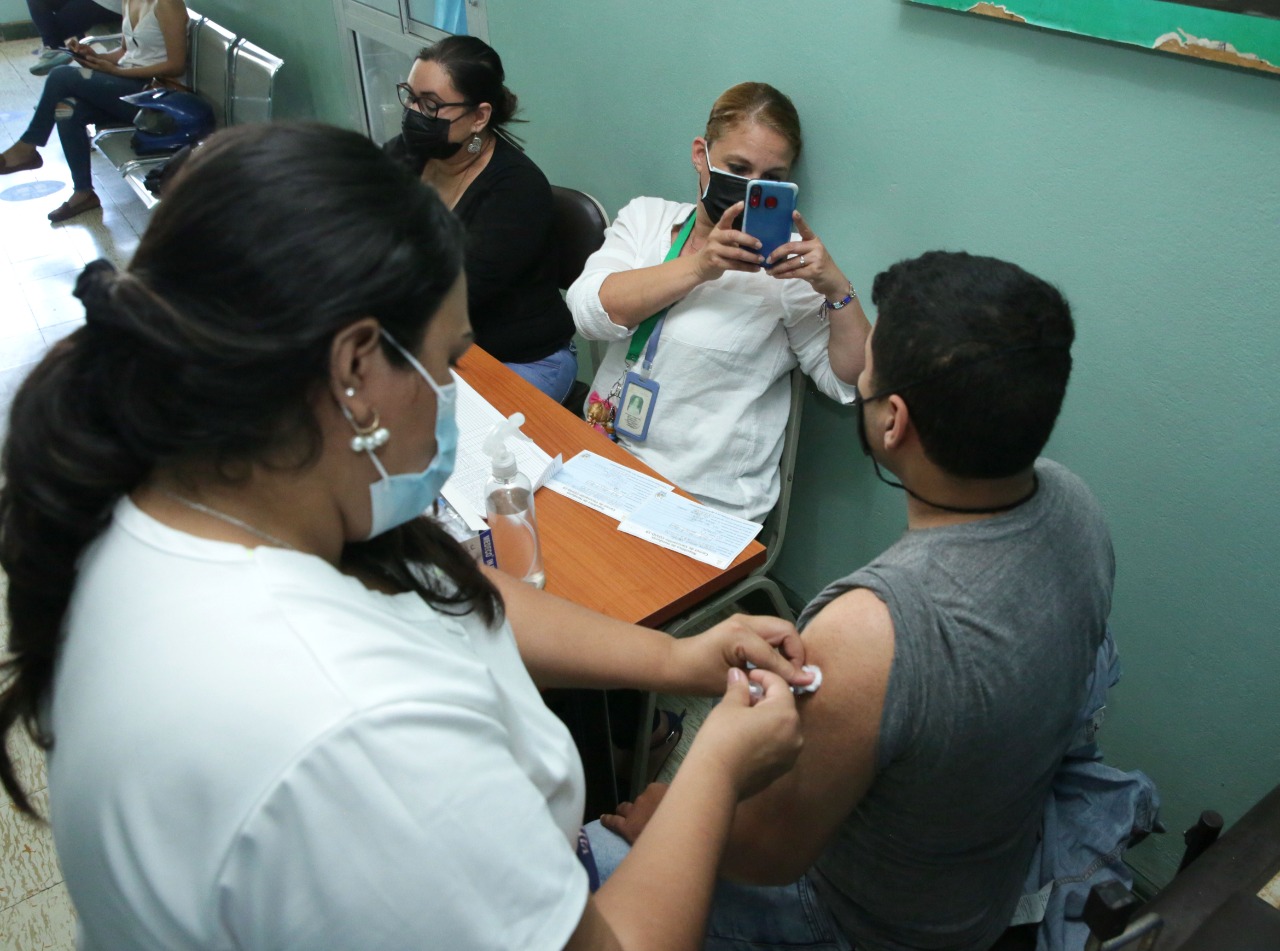 Personal de salud del Alonso Suazo recibe segunda dosis de Sputnik V