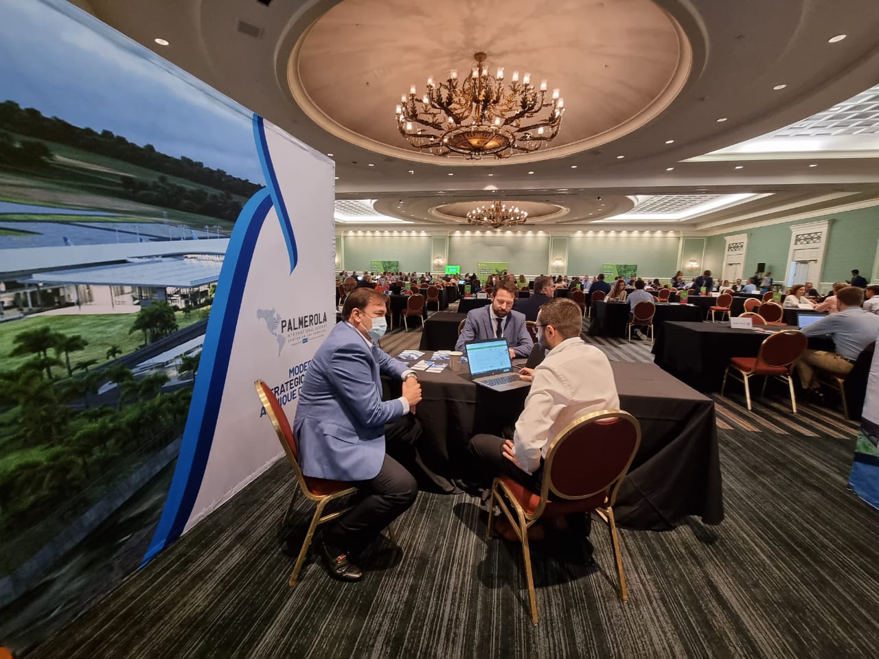 Autoridades de Palmerola busca nuevas líneas aéreas en feria de Orlando, Florida