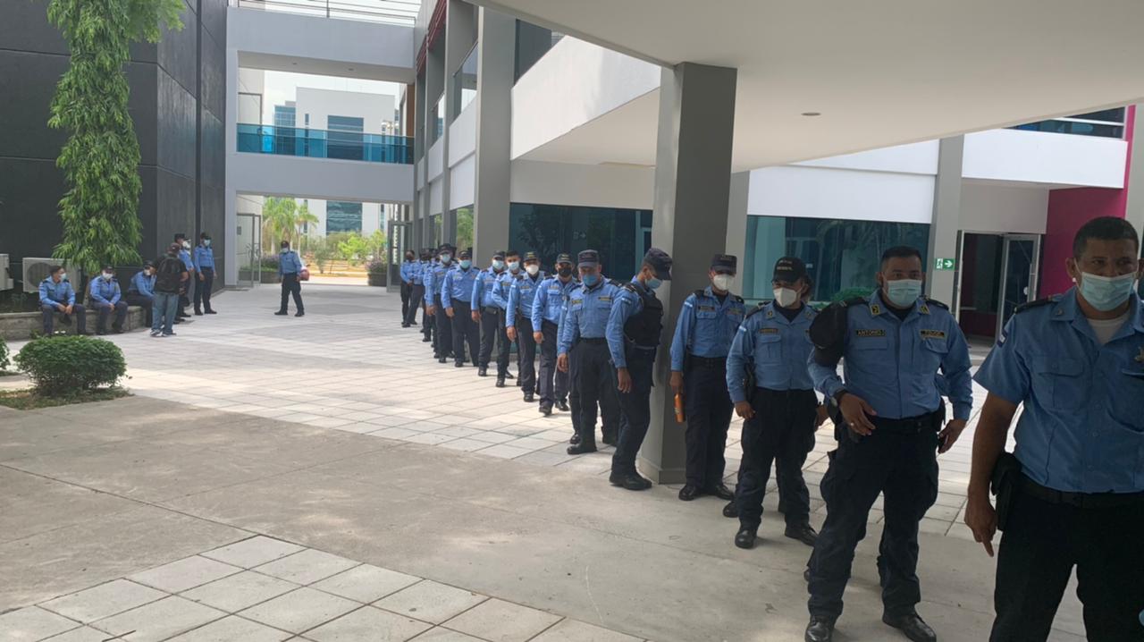 Policías reciben primera dosis de vacuna contra el Covid-19 en San Pedro Sula