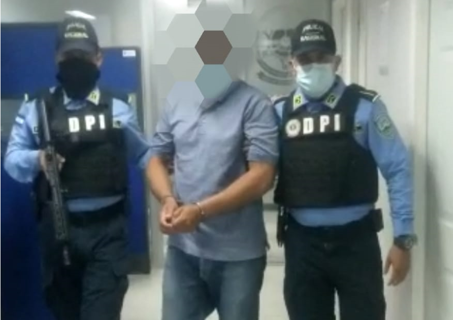 Arrestan a un hombre en la capital por violación y maltrato de sus dos hijas de 17 y 18 años