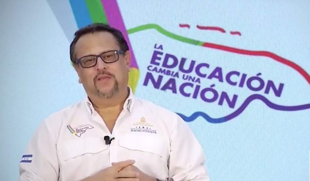 Ministro de Educación:   «Vacunar docentes, clave para retornar a clases semipresenciales «
