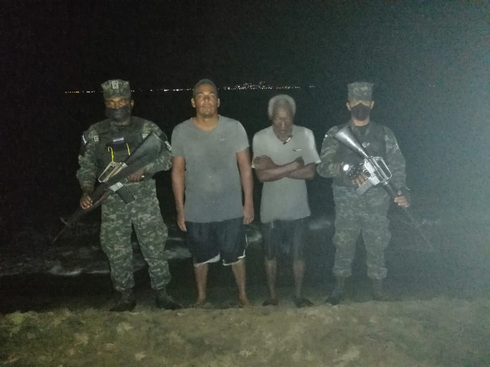 FFAA rescata a dos pescadores en condición de náufragos en La Bahía de Trujillo, Colón FFAA rescata a dos pescadores en condición de náufragos en La Bahía de Trujillo, Colón