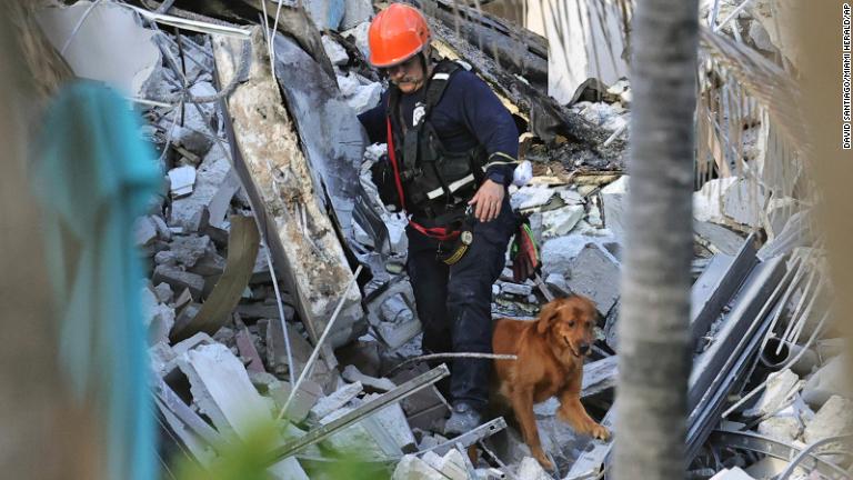 Identifican a otras tres víctimas del derrumbe del edificio en Miami Identifican a otras tres víctimas del derrumbe del edificio en Miami