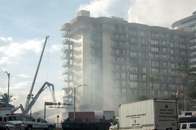 Un gran incendio dificulta las tareas de rescate en el edificio derrumbado de Miami Un gran incendio dificulta las tareas de rescate en el edificio derrumbado de Miami