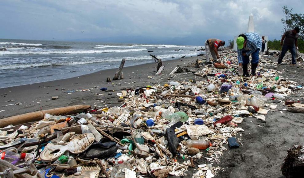Honduras pide a Guatemala detener la contaminación que llega a las playas de Omoa Honduras pide a Guatemala detener la contaminación que llega a las playas de Omoa