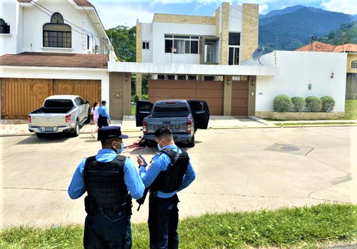 Acribillan a hijo del extinto dueño de las tiendas El Bombazo y otro sujeto en SPS