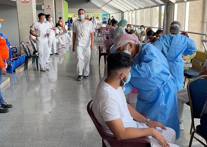 Estudiantes y docentes del área de la salud de la UNAH reciben vacuna contra la Covid-19