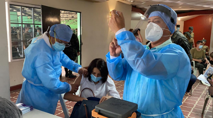 Casi un millón de personas serán inoculadas con Moderna y AstraZeneca en julio