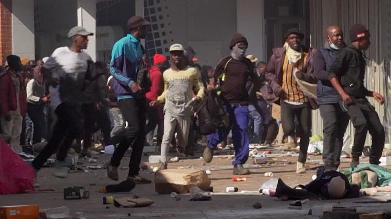 Más de 70 muertos en protestas de Sudáfrica tras el encarcelamiento del expresidente Jacob Zuma