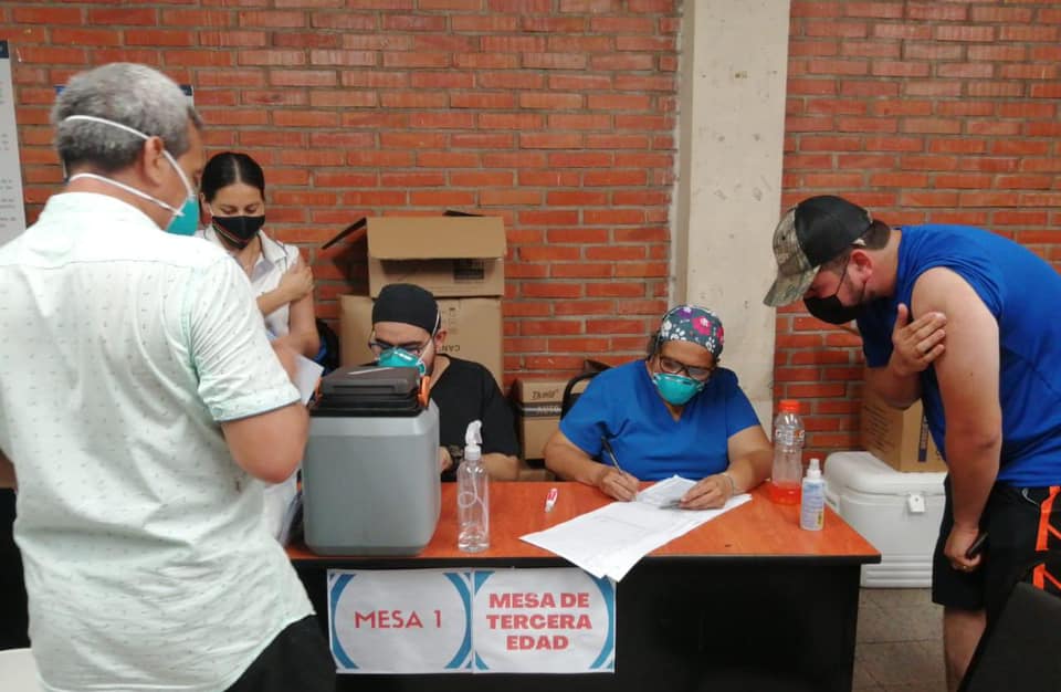 Más de 2,500 sampedranos son inmunizados en primera jornada nocturna