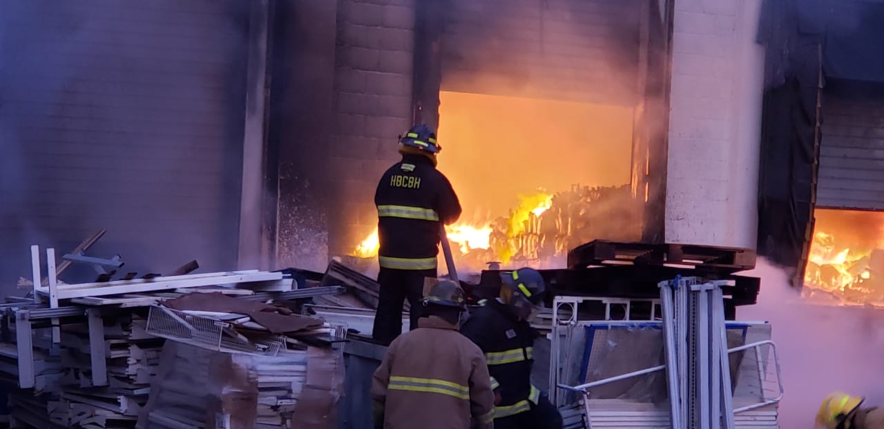 Incendio de grandes proporciones consume varias bodegas en el Anillo Periférico
