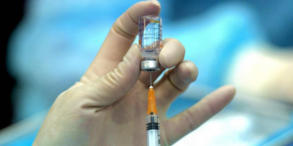 Anticuerpos de vacuna contra la Covid-19 de Sinovac bajan tras unos 6 meses