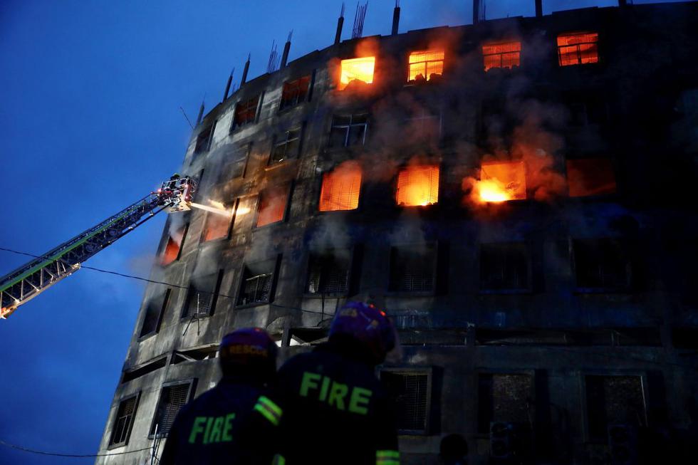 Al menos 52 muertos en enorme incendio de una fábrica alimentos en Bangladesh. Al menos 52 muertos en enorme incendio de una fábrica alimentos en Bangladesh.