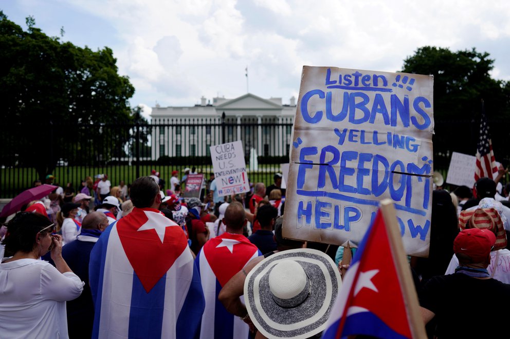 Caravana de cubanos protesta frente a la Casa Blanca contra dictadura castrista Caravana de cubanos protesta frente a la Casa Blanca contra dictadura castrista