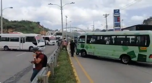 Transportistas  cumplen  amenazas y realizan  paro a nivel nacional