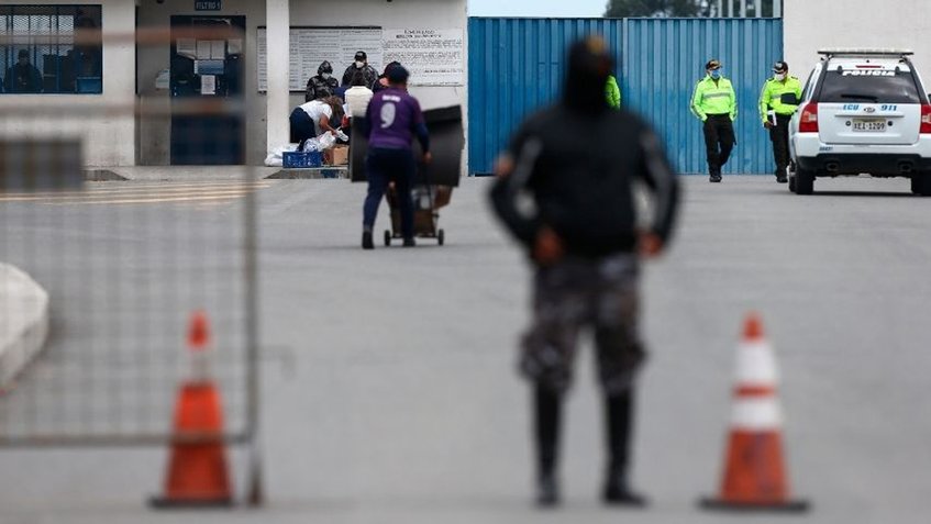 Al menos 18 presos muertos y varios policías heridos dejan amotinamientos en dos cárceles de Ecuador Al menos 18 presos muertos y varios policías heridos dejan amotinamientos en dos cárceles de Ecuador