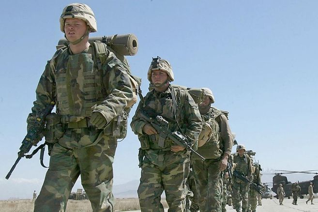 Tropas de EE. UU. y de la OTAN se retiran de la base aérea afgana de Bagram Tropas de EE. UU. y de la OTAN se retiran de la base aérea afgana de Bagram