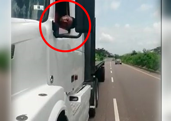 Detienen a conductor de rastra que se quedó dormido en medio de la carretera en estado de ebriedad Detienen a conductor de rastra que se quedó dormido en medio de la carretera en estado de ebriedad