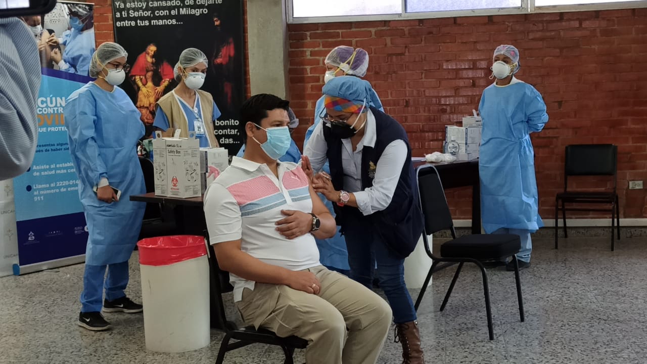 Salud inicia vacunación de 12 mil docentes en siete departamentos del país    