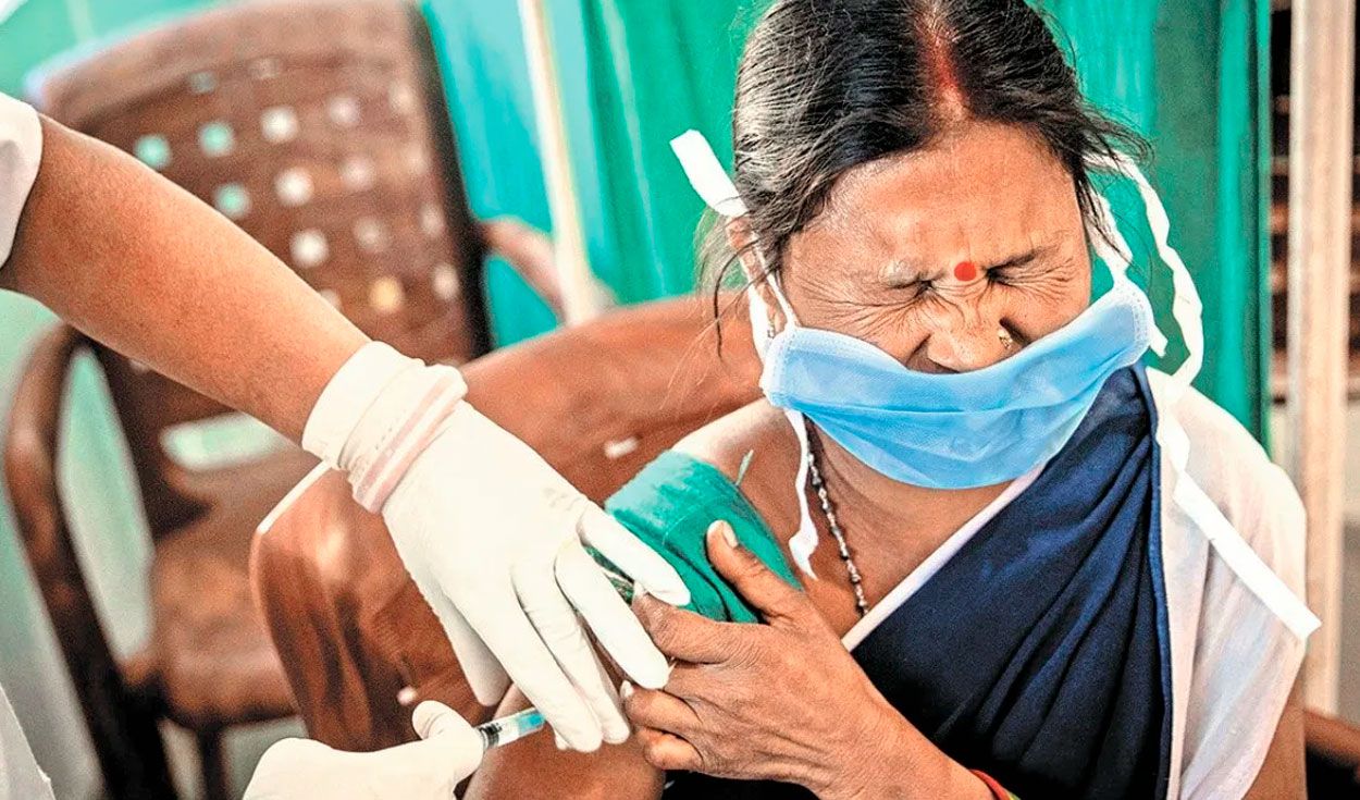 Agua salina en lugar de vacunas Anticovid reciben miles de personas en centros clandestinos de la India