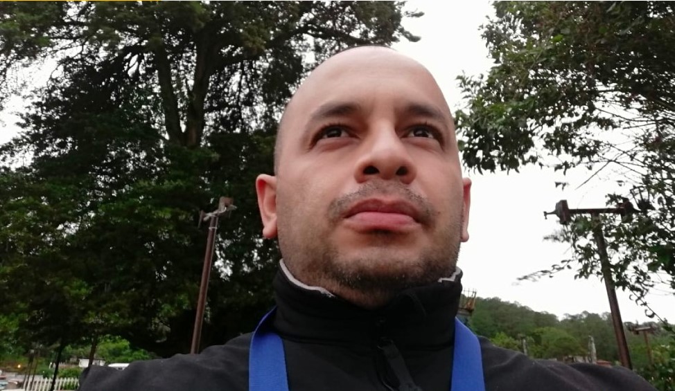 Periodista Bryan Flores recibe el alta luego de superar la Covid-19 Periodista Bryan Flores recibe el alta luego de superar la Covid-19