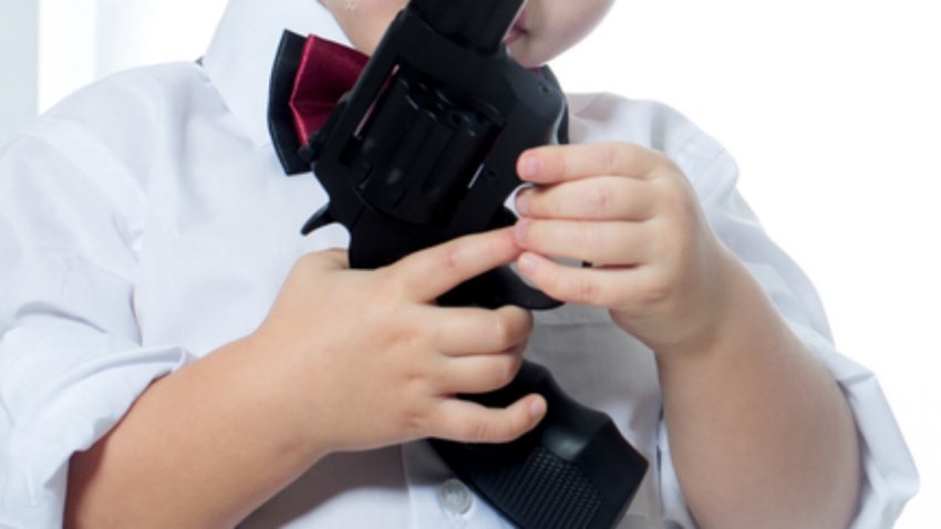 Niño de 3 años  pierde la vida al dispararse por accidente en la Capital