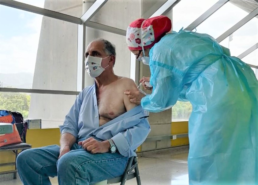 Tras hacer fila como cualquier ciudadano Papi a la Orden se vacunó contra la Covid-19