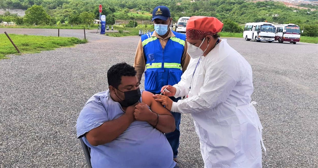 Unos 1,500 trabajadores del sector transporte urbano reciben vacuna Anticovid